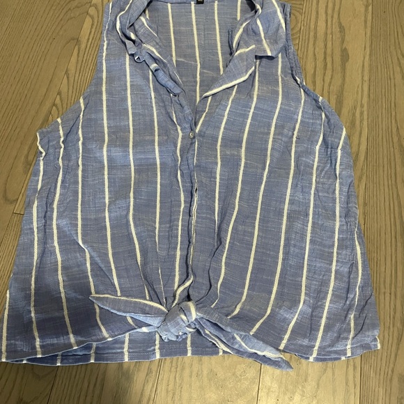 Dynamite Sleeveless button up blouse - Picture 2 of 3